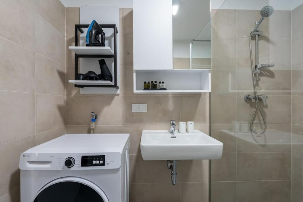 Apartment Sunny 1br With Balcony By Hm